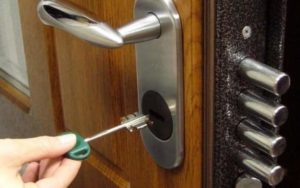 Как поменять личинку замка входной двери самостоятельно